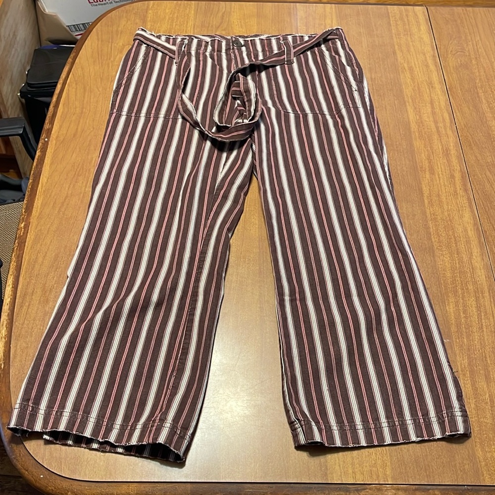 American Eagle Outfitters size 6 Cotton Capris w/tie belt